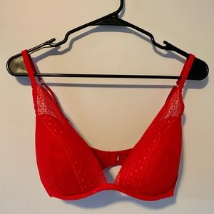 Victoria’s Secret Lightly Lined Lace Plunge Bra